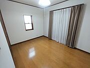 こちらの洋室は誰にも使いやすいサイズ感
