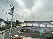 前面の住まいとの距離感があるから、圧迫感を感じません。 