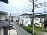 その他：落ち着いた時間が流れる、穏やかな街並みが広がる眺望です。周囲との調和を感じながら、日常の風景を静かに楽しむことができる、心地よい暮らしの拠点がここにあります 