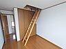 子供部屋：小屋裏収納へ続く階段が日常に遊び心を添え、暮らしの可能性を広げてくれる空間です。 