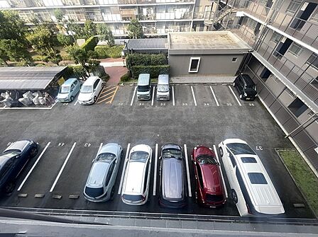 敷地内にゆとりある平面駐車場を備えており、お出かけの際もスムーズに移動できる利便性の高い環境が整っています。日々の生活の拠点を支える、実用的で落ち着いた住まいの一角です