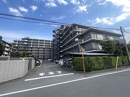 洗練されたモノトーンの外観が空に映える、8階建ての堅牢なSRC造レジデンス。周囲の街並みに静かに溶け込む落ち着いた佇まいが、日々の暮らしに安心感と確かな安らぎをもたらします