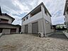 外観：落ち着いた色合いの外壁が街並みに調和し、すっきりとした佇まいが暮らしの心地よさを予感させます。