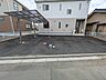 駐車場：日々の暮らしにゆとりをもたらす、整えられた敷地と落ち着いた佇まいの住まいです。