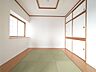 和室：リビングと一体のように使える和室。キッチンからもよく見えます。 