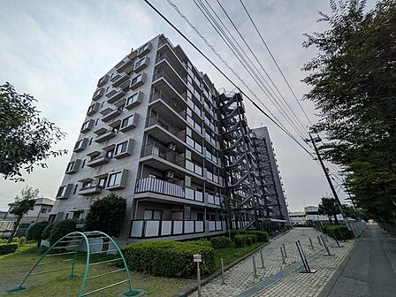 周囲の豊かな緑と調和しながら、街の風景に穏やかに溶け込む確かな存在感。