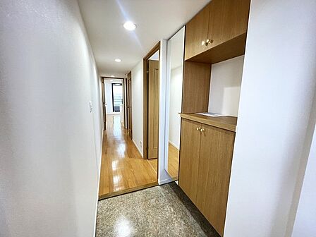 奥へと続く視線が心地よい、すっきりと整えられた空間です。