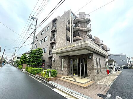 落ち着いた色味と整ったフォルムが街並みに美しく調和しています。