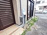 外観：玄関ドアをあけてすぐの場所に配置された機能門柱。ポスト、表札、照明が一点に集中しています。 