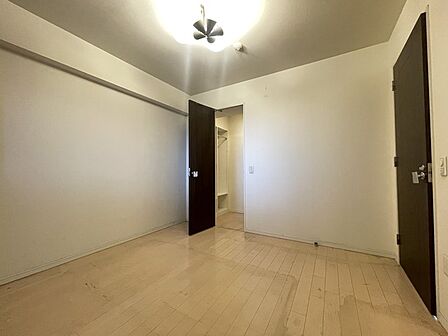 リフォーム工事前写真(8/20) 白を基調としたシンプルな内装に濃色の建具が映え、心穏やかに過ごせる落ち着いたプライベート空間が広がります