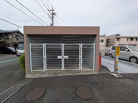 日常の安心を支える機能的なスペースが整う使い勝手の良い敷地内環境です