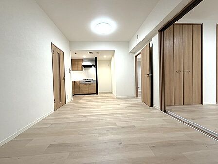 10．5帖のリビングは洋室の引戸を開けて開放的に使えます。