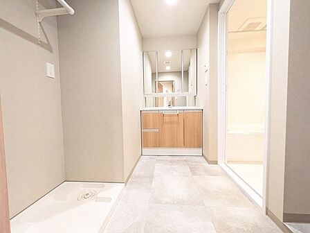 洗練された木目調のデザインと機能的な設備が調和する、すっきりと心地よい空間です。