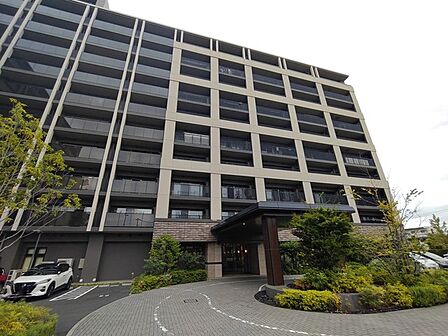 最寄り駅まで徒歩10分の近さ。 忙しい朝が助かる立地、 暮らしにゆとりが生まれます。