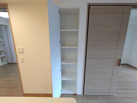 何かとものがあふれやすいリビングに、ちょっと一工夫。うれしい収納空間。