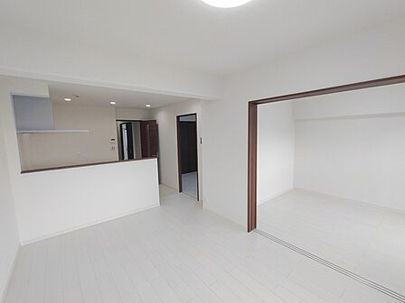 リビング空間とダイニング空間とか使い分けやすい間取り配置。対面式でキッチン立つ人の視界も良好です。 