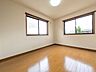 洋室：二面に設けた窓から心地よい風と穏やかな気配が感じられる落ち着きのある空間