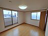 寝室：大きめのベッドを置いても、まだゆとりが持てる大きさ。7.6帖の主寝室。 