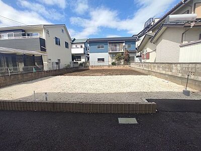 外観:住民の方が主に利用する交通量少なめの道路に面してます。 外観:住民の方が主に利用する交通量少なめの道路に面してます。