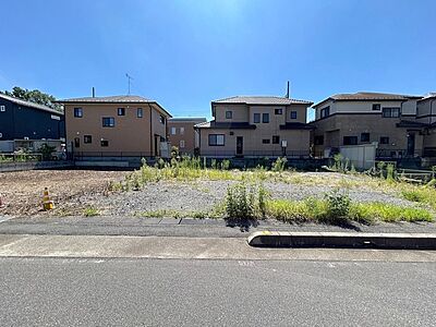 外観：開放感のある空の下に広がるゆとりある敷地が新しい暮らしの可能性を広げます。 