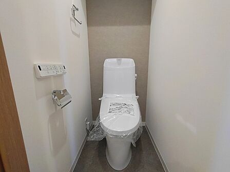 新しくお住まいになる方のことを考えて、トイレも新品に交換しました。 