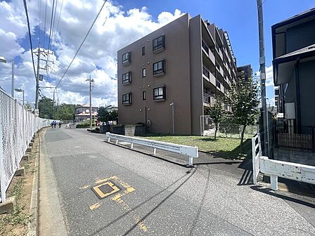 重厚感のある鉄筋コンクリート造の建物は、周辺の穏やかな街並みに溶け込みながらも確かな存在感を放ち、日々の暮らしに安心感をもたらしてくれます 