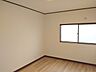 寝室：温かみのある木目が基調となった室内は、すっきりと整えられた穏やかな雰囲気が漂います。 