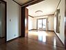 洋室：たっぷりの陽光と、心地よい風が舞い込みます。 