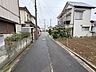 外観：幅員の狭い道ですが、車通りの少ない住宅街に立地してます。 