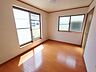 子供部屋：太陽の恵みを感じる、温もりと明るさにあふれたお部屋。 