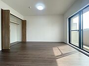 たっぷりの陽光に包まれる明るい住まいが、ここにあります。 