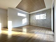 キッチンのすぐ隣りにあるダイニングスペース。家事動線が短くて使いやすい配置です。 
