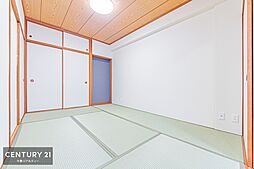 [内装] リビングと隣接している和室です！客間としてはもちろん、家事の休憩スペースとして使用するのもいいですね！畳の香りがリラックス効果をもたらし、気持ちよく安らげる空間です！