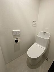 [トイレ] 白で統一された清潔感あるトイレ。