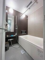 [風呂] ユニットバスにはタカラレーベンオリジナルのジェットバスを標準装備。日々の疲れを癒してくれます。また、上部にはハンガーパイプがあるので室内干しも可能です。
