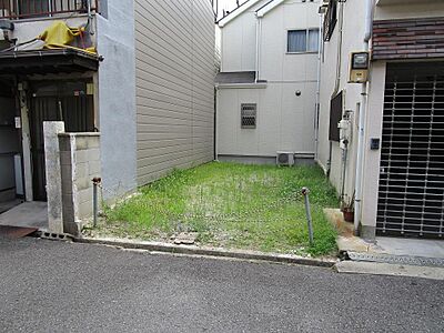 外観：間口3.89ｍで奥行き9.2ｍの西向き。閑静な住宅地。