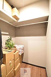 [収納] 収納便利なウォークインクローゼットを備えた住まいです。大きな荷物の収納や衣替えには心強い収納スペースです。
