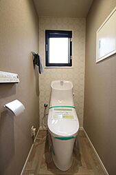 [トイレ] ■窓のあるトイレで換気良好、いつでも衛生的なシャワー付きトイレ