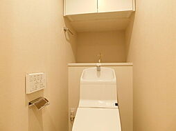 [トイレ] 【トイレ】カウンターと上部の棚があり、ペーパーなどの消耗品を収納することができます。温水洗浄便座付です。