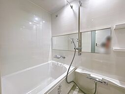 [風呂] 白を基調とした清潔感のあるバスルーム。1日の疲れを癒すバスルーム空間です！浴室乾燥も付いておりますので、雨の日でもお洗濯物が干せます。