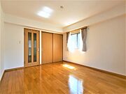 洋室9帖、照明器具は備え付けです。