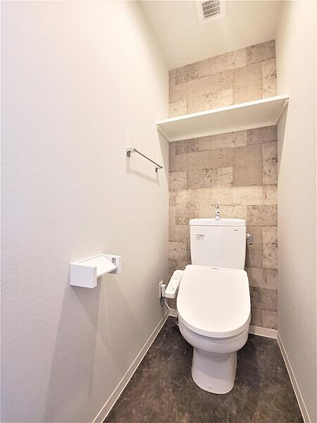 画像16:トイレは温水洗浄機能付きです。小棚もあります。