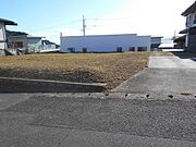 前面道路から撮影。フラットな敷地です。