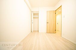 [子供部屋] シンプルにデザインされているため、家具を選びません！お気に入りの家具を置いてくつろげる空間を作ることができます。壁が広いのでレイアウトも自由自在！