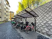 スーパー、コンビニが徒歩１０分圏内で生活便利です。