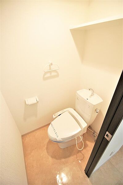 画像17:トイレは温水洗浄便機能付きです。上部に小棚もあります。