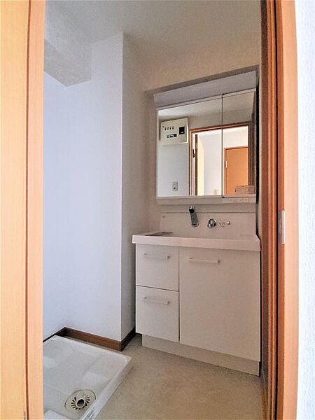 画像15:洗面所には洗面化粧台、洗濯機置き場があります。