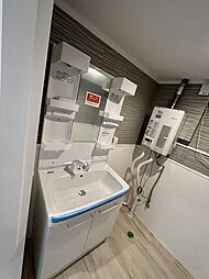 [洗面] 洗面化粧台は清潔感の漂うホワイトをベースカラーに、シンプルなデザインで。 