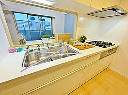 [キッチン] 『ホワイトカラーのシステムキッチン　新規交換済み』夫婦そろってキッチンに立っても調理がしやすく余裕の広さ。家事をしながら会話も弾みます。〇浄水器付き