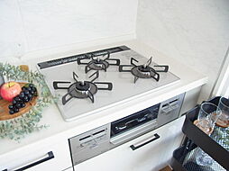 [キッチン] 使いやすいシステムキッチンです。三口コンロでお料理の幅も広がりますね。